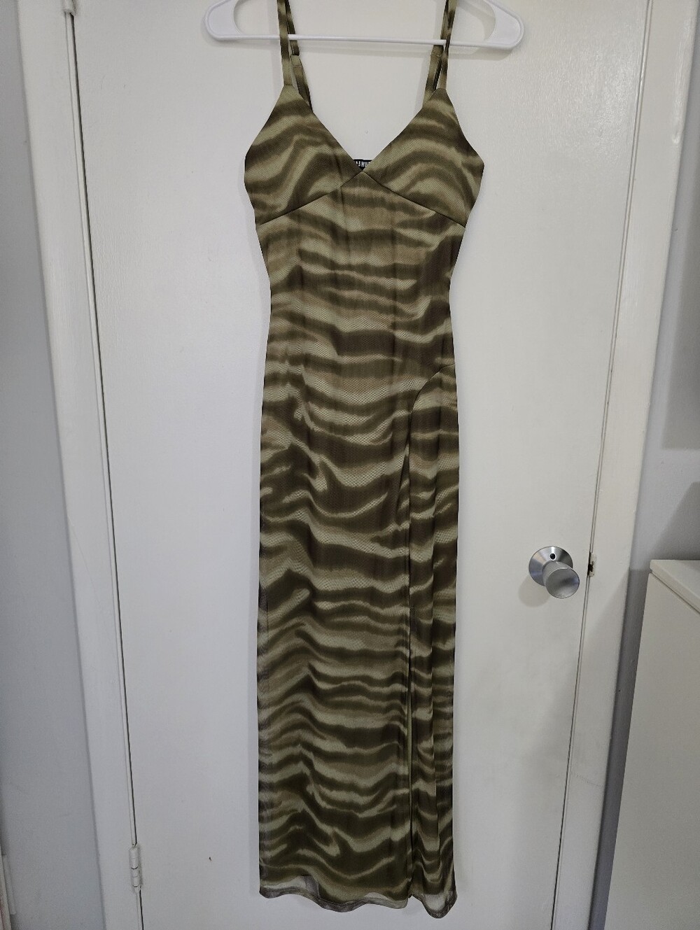 Olive Green Wave-Print Spaghetti Strap Maxi Dress